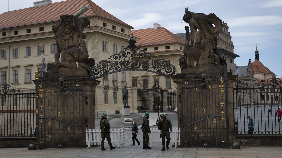 Na Pražském hradě se v pondělí odehraje pieta za oběti covidu-19